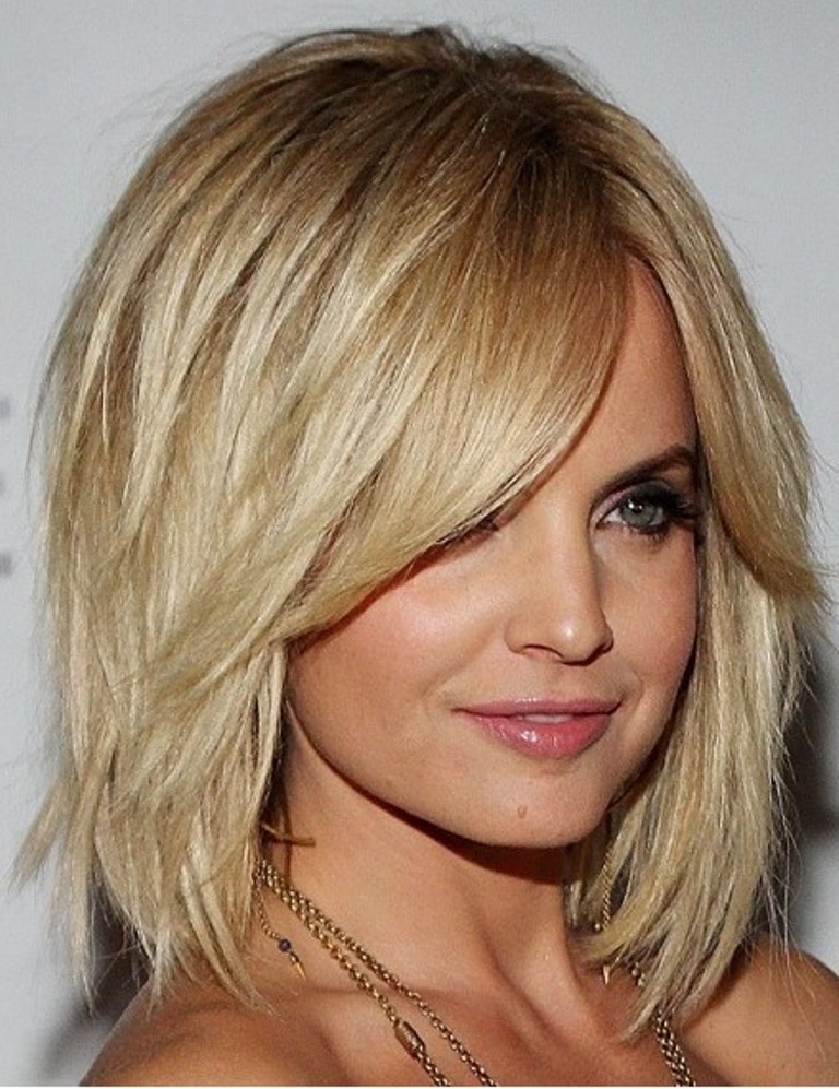 25 Beautiful Medium Length Haircuts For Round Faces Wassup