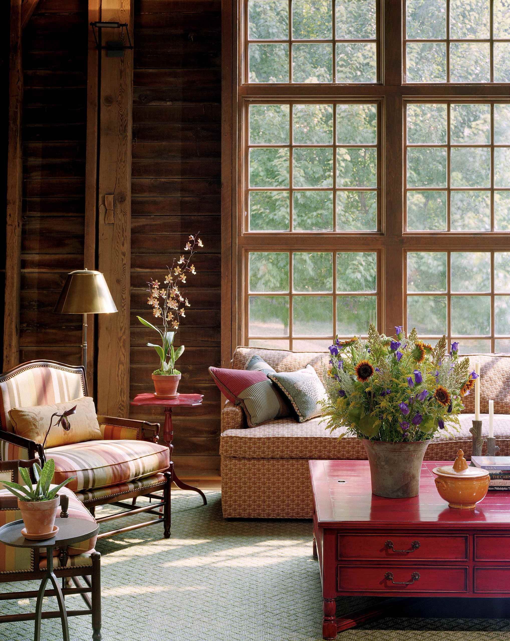 Inspiration for a rustic living room in Philadelphia with brown walls and fresh flowers