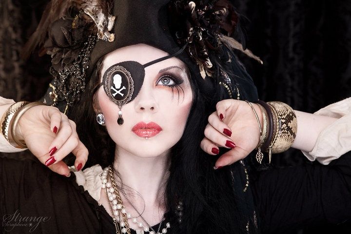 Punk And Sexy Glamorous Looking Pirate Halloween Makeup Ideas