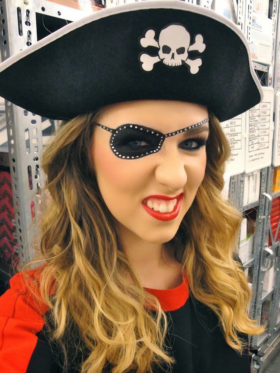 Punk And Sexy Glamorous Looking Pirate Halloween Makeup Ideas 3048