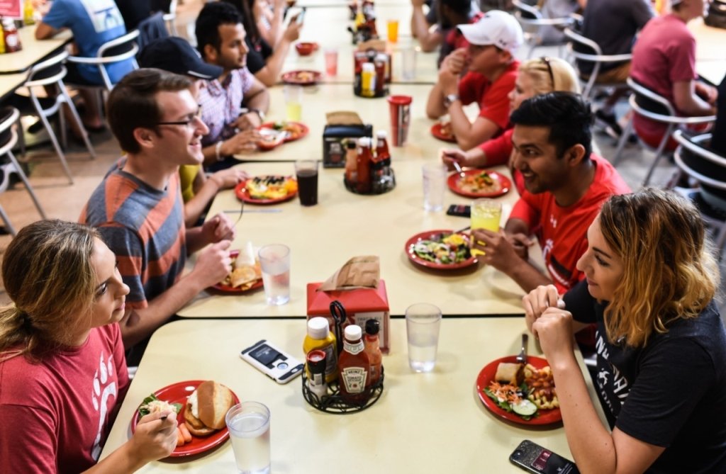 What To Eat In College A Guide To Dining Halls And Off Campus 