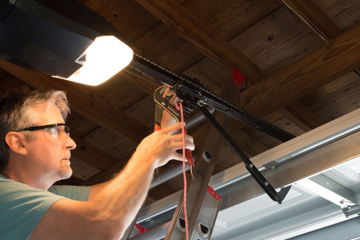 5 Warning Signs That You Need a Garage Door Repair ...